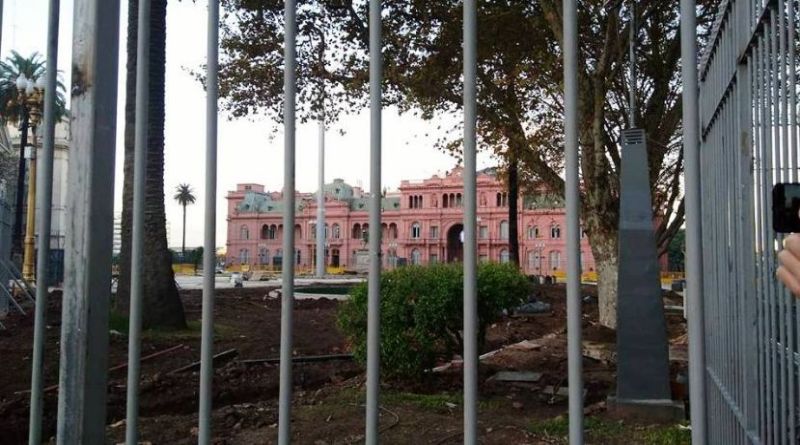 En este momento estás viendo Legislatura: El oficialismo porteño convirtió en ley el enrejado de Plaza de Mayo