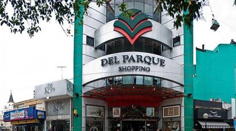 Lee más sobre el artículo Por la crisis económica, el shopping de Villa del Parque, remató sus productos y cerró sus puertas