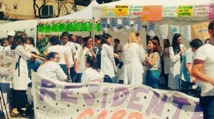 Lee más sobre el artículo Salud Pública: Residentes que no cobran hace cinco meses protestan en el obelisco de la Ciudad