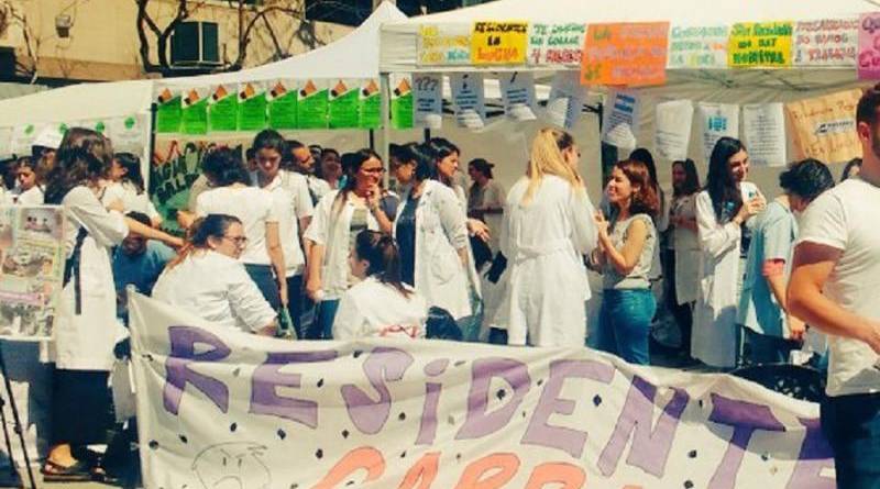 En este momento estás viendo Salud Pública: Residentes que no cobran hace cinco meses protestan en el obelisco de la Ciudad