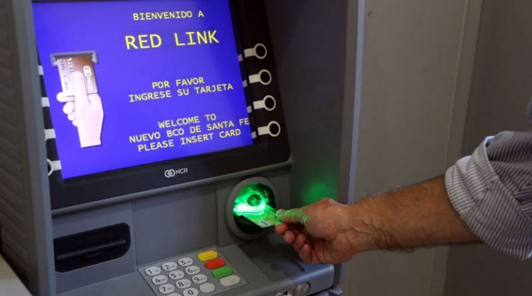 Lee más sobre el artículo Cajeros automáticos: No le dieron el dinero, demoraron una semana en entregárselo y le aplicaron retenciones indebidas