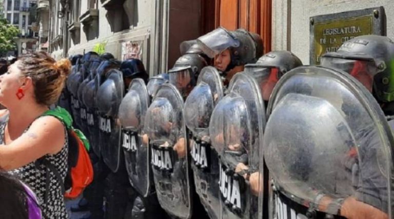 Lee más sobre el artículo Enfermeros de la Ciudad fueron reprimidos por la policía local en el Día de la Sanidad