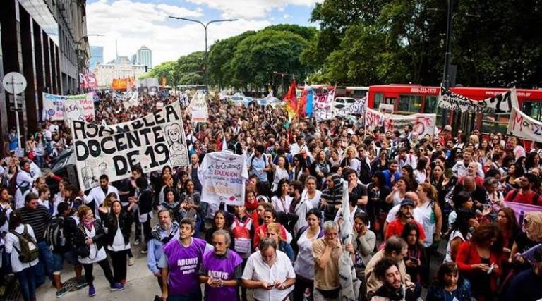 Lee más sobre el artículo Gremios docentes de la Ciudad inician un paro por 48 horas en rechazo a las clases presenciales