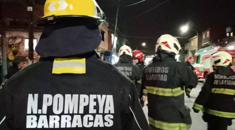 En este momento estás viendo Conocé la labor solidaria de los Bomberos Voluntarios de Pompeya y Barracas