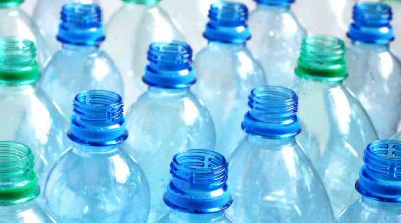 En este momento estás viendo La justicia ratificó una multa a una embotelladora por la presencia de un envoltorio plástico dentro de una botella