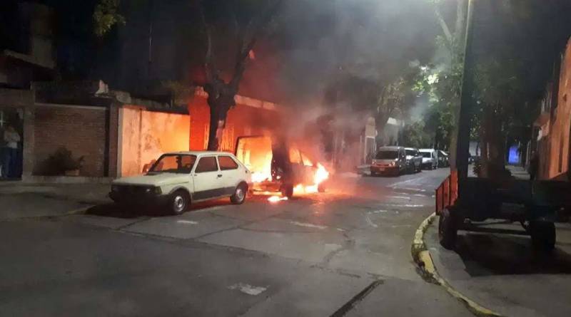 En este momento estás viendo CABA: La justicia sobreseyó a una persona en situación de calle acusada de quemar coches