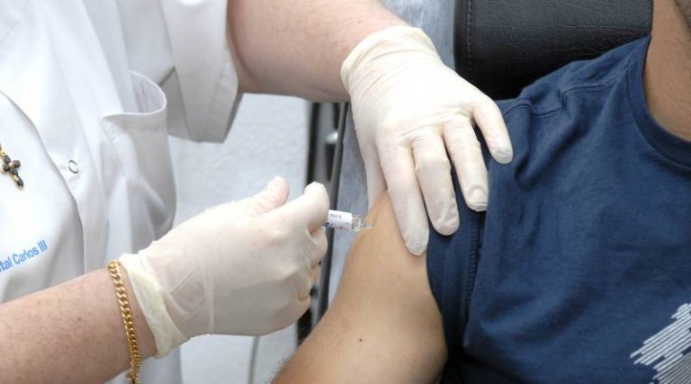 Lee más sobre el artículo David Leanez, pdte. sociedad enfermería: “Somos 4000 trabajadores y llegaron 50 vacunas”