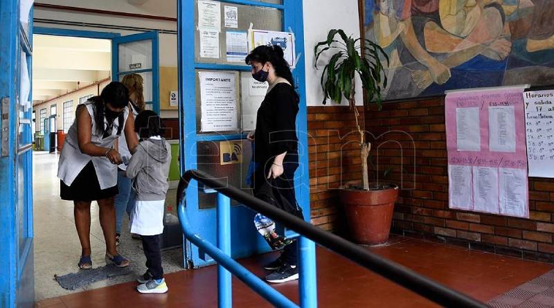 En este momento estás viendo CABA: La justicia rechazó un amparo para vacunar contra el covid al personal no docente