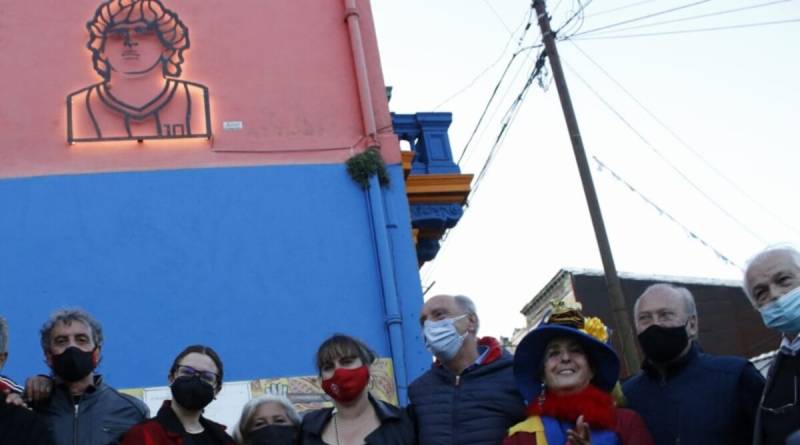 En este momento estás viendo Diego Iluminado: El ídolo del fútbol suma una nueva escultura en La Boca