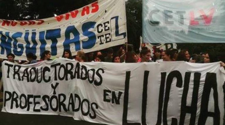 Lee más sobre el artículo Marchan en defensa de los 29 profesorados porteños