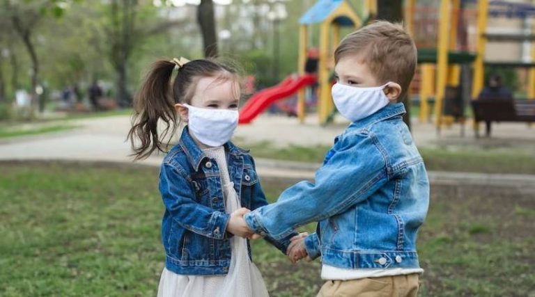 Lee más sobre el artículo Escuelas CABA: Dejaría de ser obligatorio el uso de tapabocas en recreos