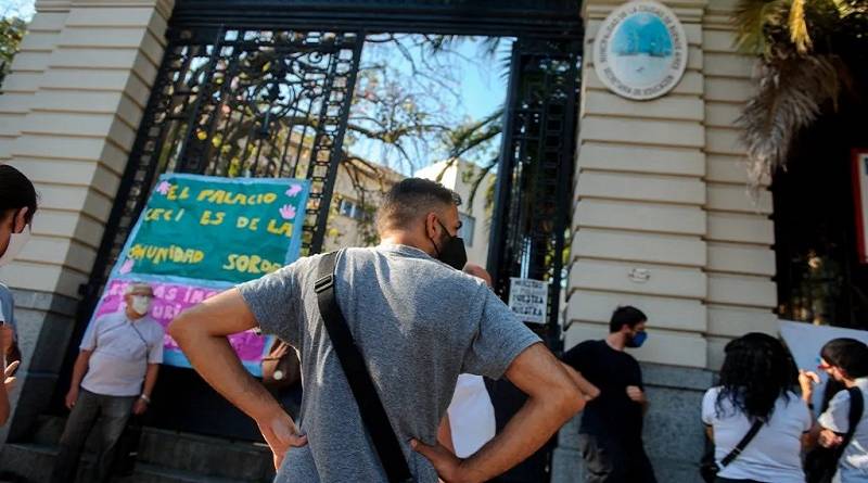 En este momento estás viendo Se realizó una  marcha contra el Gobierno de la ciudad para evitar la cesión de una escuela de sordos en Devoto