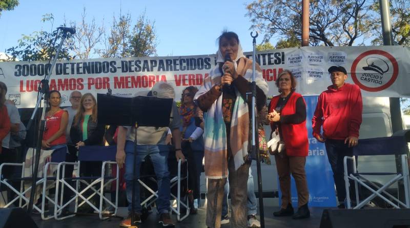 En este momento estás viendo Comuna 12: Rindieron homenaje a las Madres de Plaza de Mayo