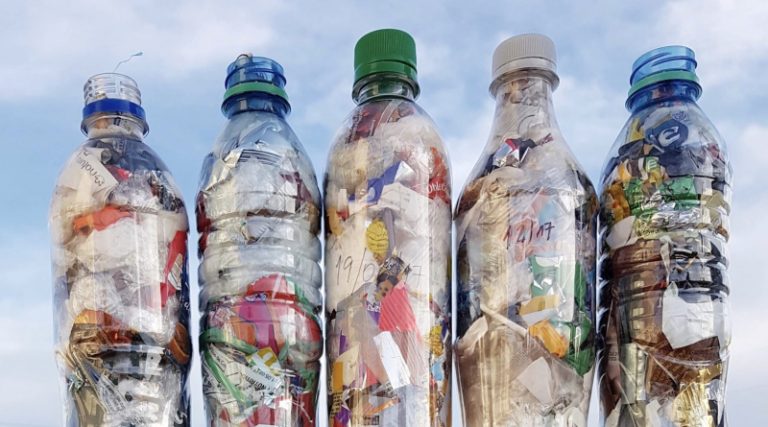 Lee más sobre el artículo Botellas de amor: de qué forma se convierte los desechos plásticos en muebles
