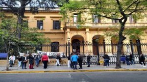 Lee más sobre el artículo Alumnos del Mariano Acosta tomaron el colegio y denuncian ataques del Gobierno de la Ciudad