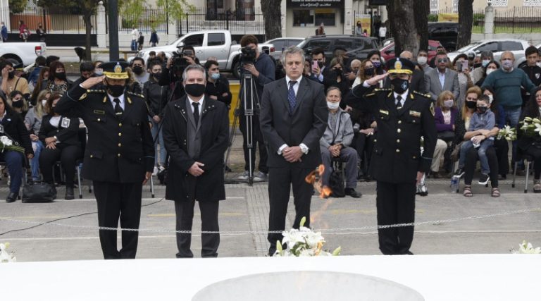 Lee más sobre el artículo En la Ciudad se realizó un acto homenaje a los policías caídos en cumplimiento del deber