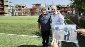 Lee más sobre el artículo El Jefe de gobierno de la Ciudad visitó el Barrio 31 y recorrió una cancha de fútbol reacondicionada