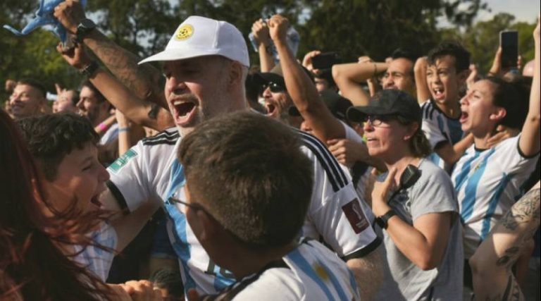 Lee más sobre el artículo El Jefe de Gobierno de la Ciudad disfrutó junto a más de 20 mil personas la victoria de Argentina
