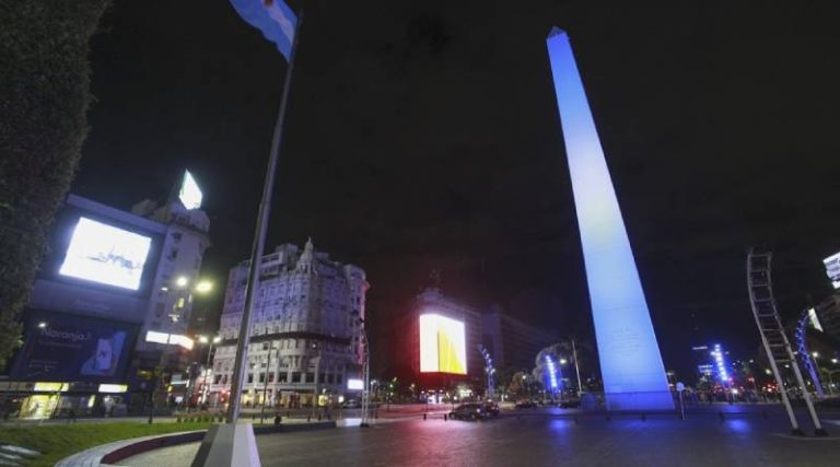 Lee más sobre el artículo Icónicos monumentos se iluminaron de celeste y blanco para alentar al equipo nacional