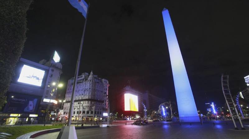 Icónicos monumentos se iluminaron de celeste y blanco para alentar al equipo nacional