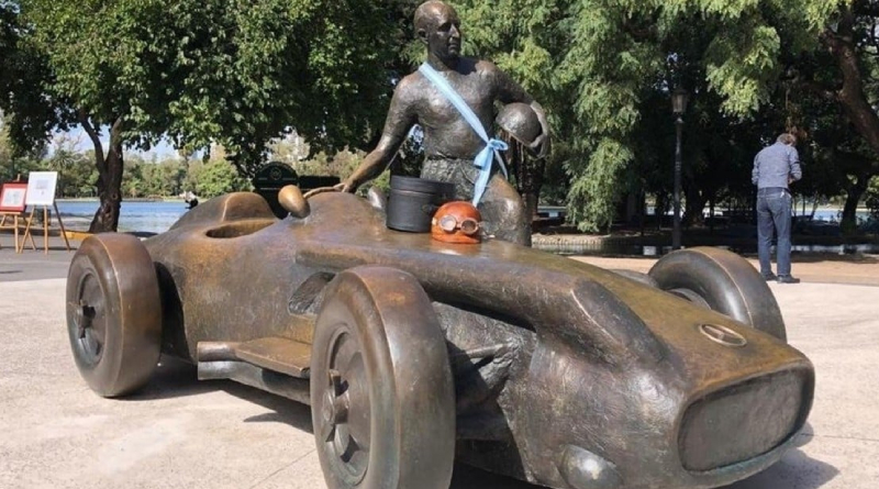 En este momento estás viendo La estatua de Fangio fue colocada en los bosques de Palermo