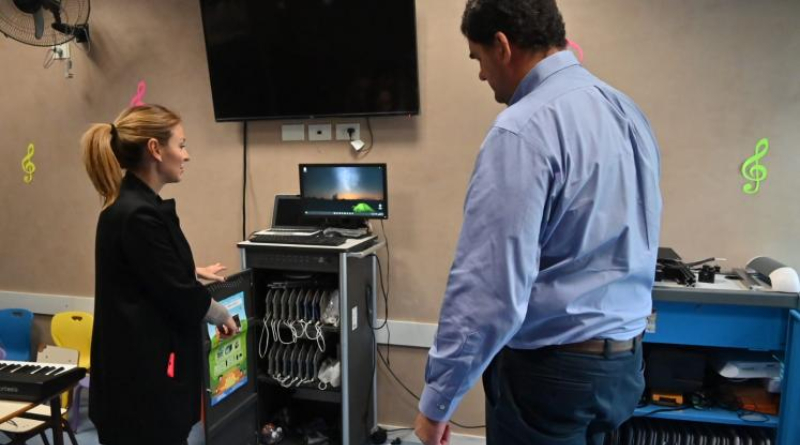 Burzaco y Acuña recorrieron los nuevos Espacios Seguros instalados en las escuelas porteñas