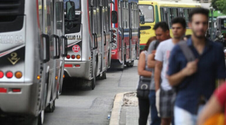 Lee más sobre el artículo Colectivos del AMBA reclaman pagos de subsidios