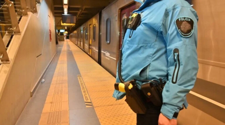 Lee más sobre el artículo La Policía porteña comenzará  a usar las pistolas taser en barrios y subtes de la Ciudad