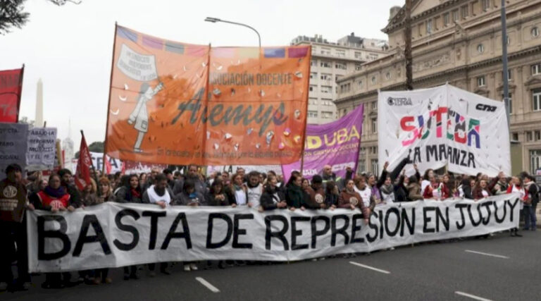 Lee más sobre el artículo Sindicatos convocaron a un paro de 48 hs para apoyar a los docentes de Jujuy