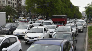 Lee más sobre el artículo Los cambios en la movilidad: los horarios con mayor circulación de vehículos en autopistas y accesos a la Ciudad