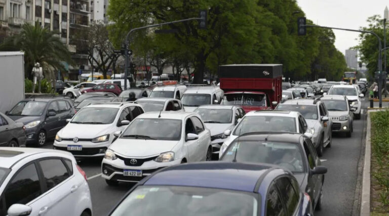 Lee más sobre el artículo Los cambios en la movilidad: los horarios con mayor circulación de vehículos en autopistas y accesos a la Ciudad