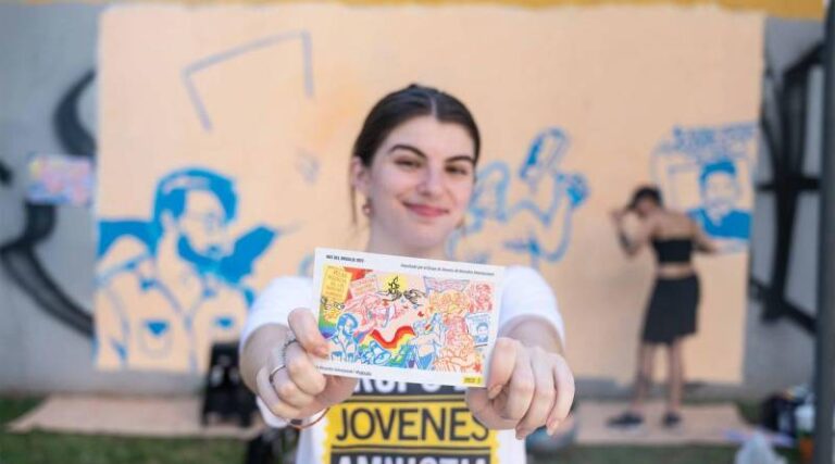 Lee más sobre el artículo El grupo de jóvenes Amnistía Internacional inauguró un mural en la Ciudad