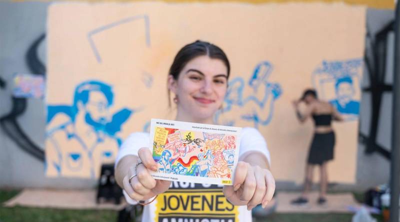 En este momento estás viendo El grupo de jóvenes Amnistía Internacional inauguró un mural en la Ciudad