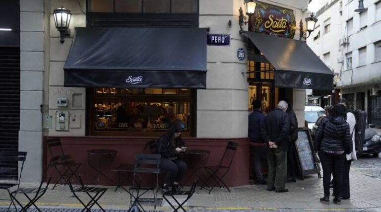 Lee más sobre el artículo Anoche un grupo de delincuentes realizó un robo piraña en un emblemático café de San Telmo