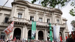 Lee más sobre el artículo Trabajadores del Hospital Bonaparte llevan adelante un abrazo