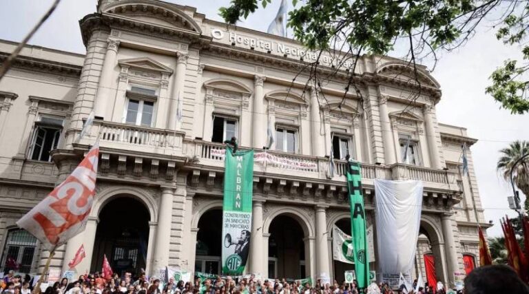 Lee más sobre el artículo Trabajadores del Hospital Bonaparte llevan adelante un abrazo