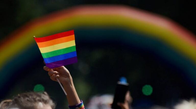 Lee más sobre el artículo Adolescentes trans demandan poder continuar sus terapias hormonales tras el decreto de Milei